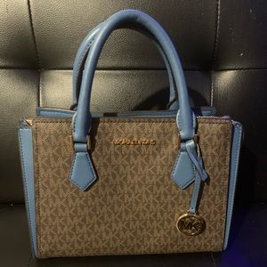 Like New!! Michael Kors Hope Messenger Bag